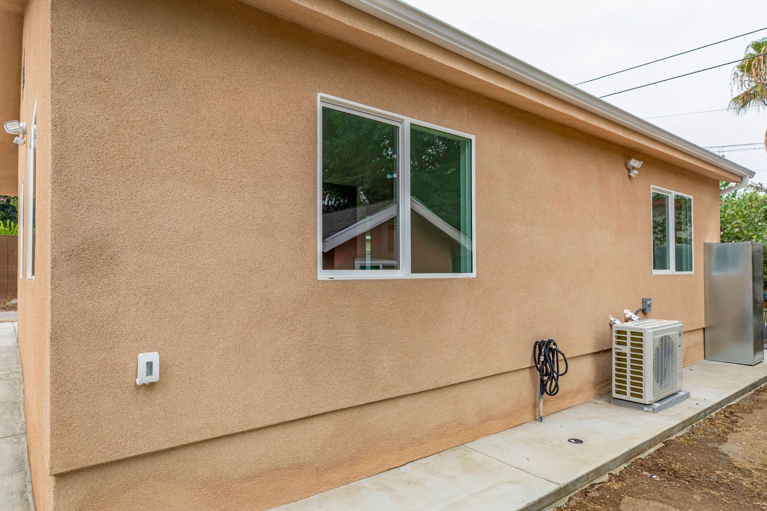 Modern ADU in CA (NEW) photo 4