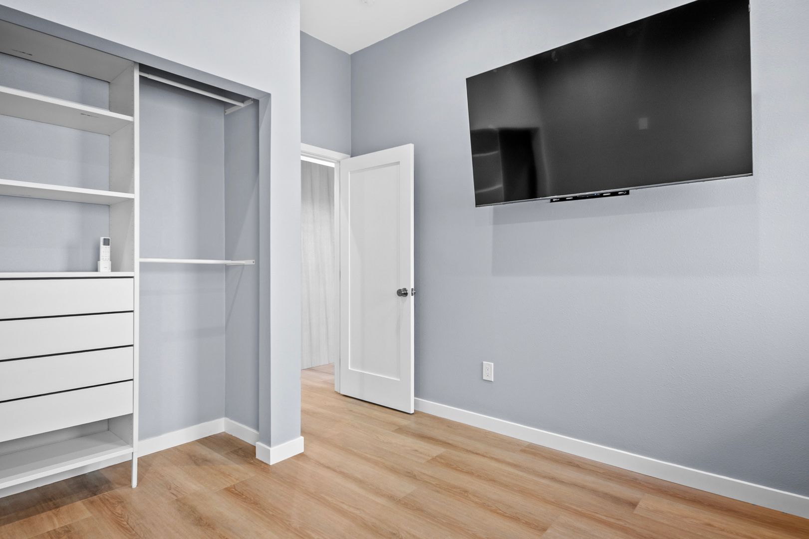 Open-Concept Modern ADU in Los Angeles, CA photo 16